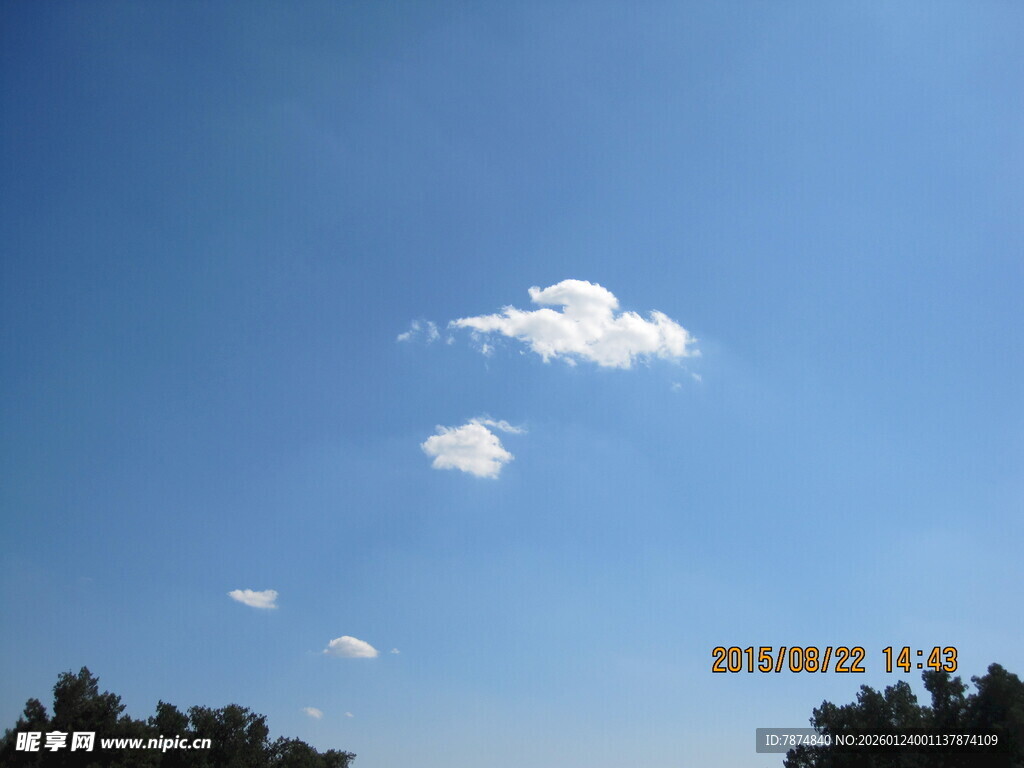 蓝天飘着几朵白云