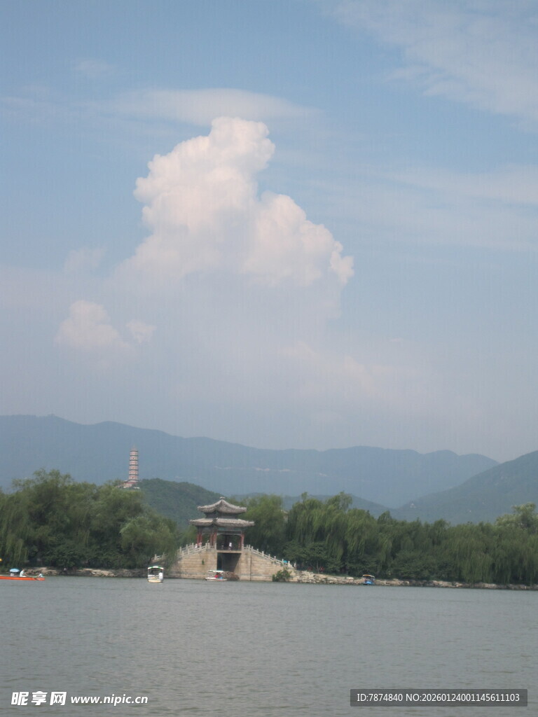 湖畔云景 远山近水相映