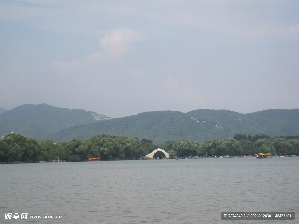 湖光山色中的拱桥美景