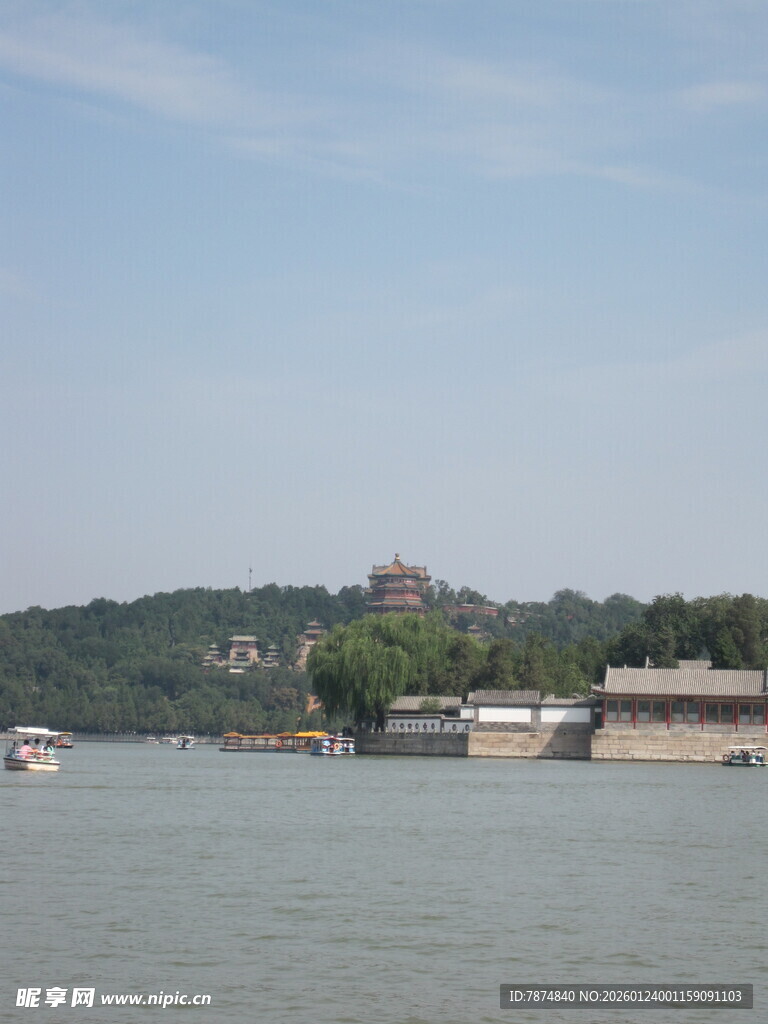 江边景致 远处建筑与船只