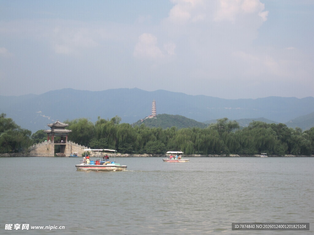 西湖湖上泛舟美景