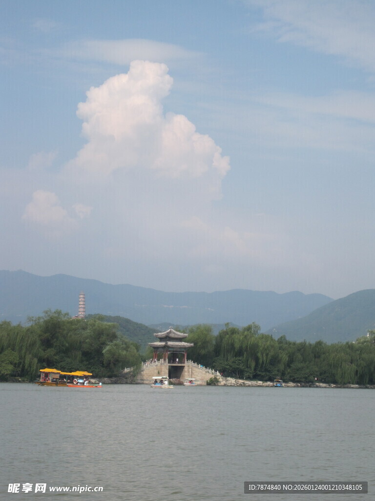 湖畔楼阁 远山白云美景