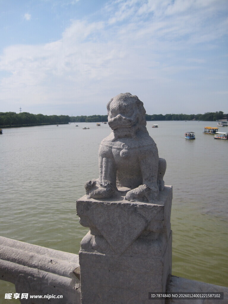 石狮子畔的湖景风光