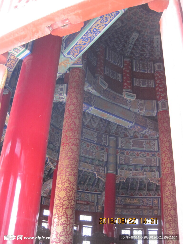 中式古建筑内部红柱景观