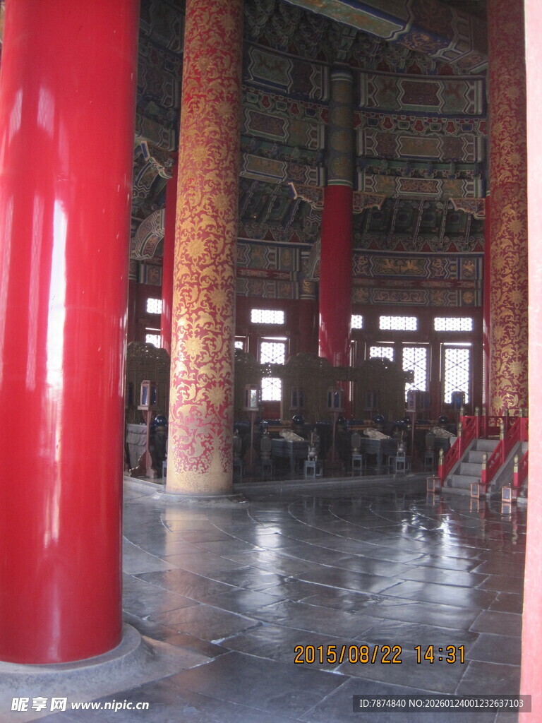 室内宏伟红柱建筑景观