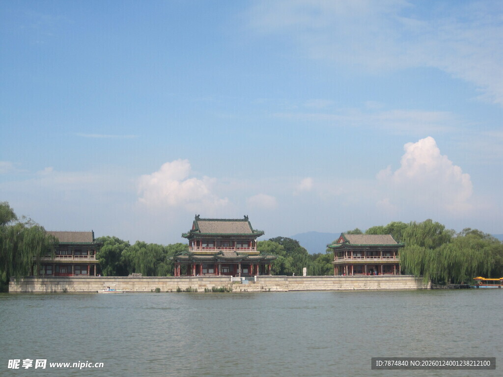 湖畔古建筑风景