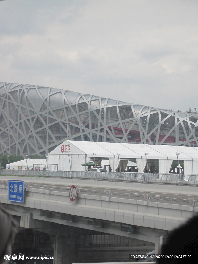 鸟巢旁行驶的高速列车