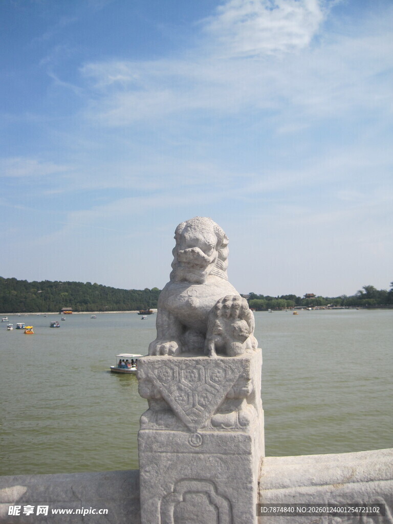 湖畔石狮子雕像