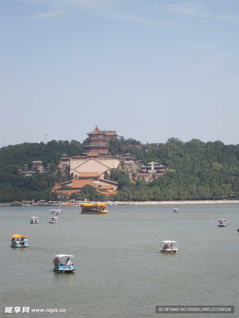 湖畔船只与远处楼阁景致