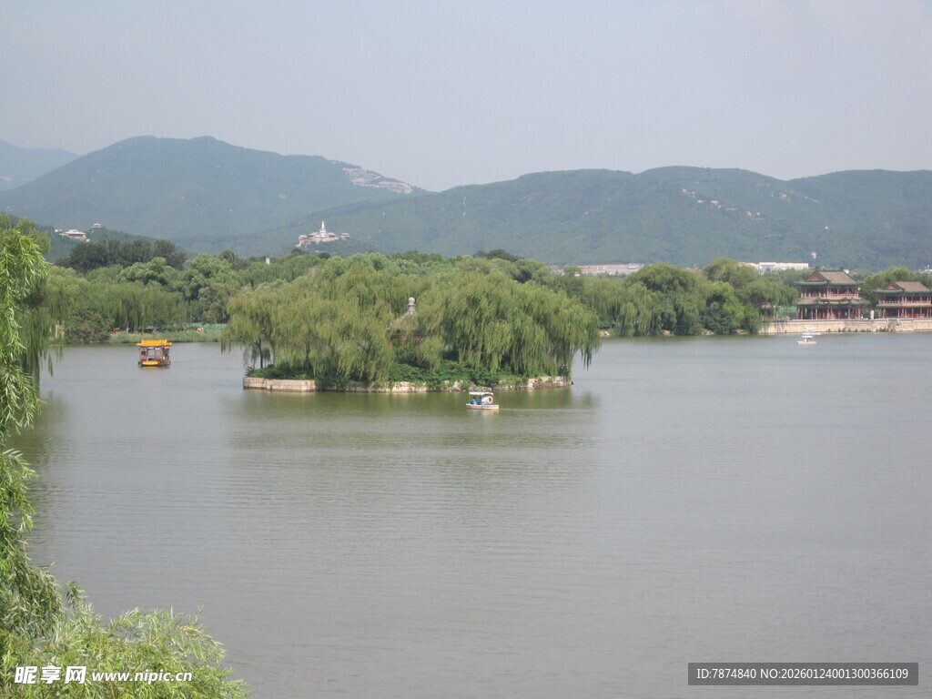 湖畔青山绿水美景如画