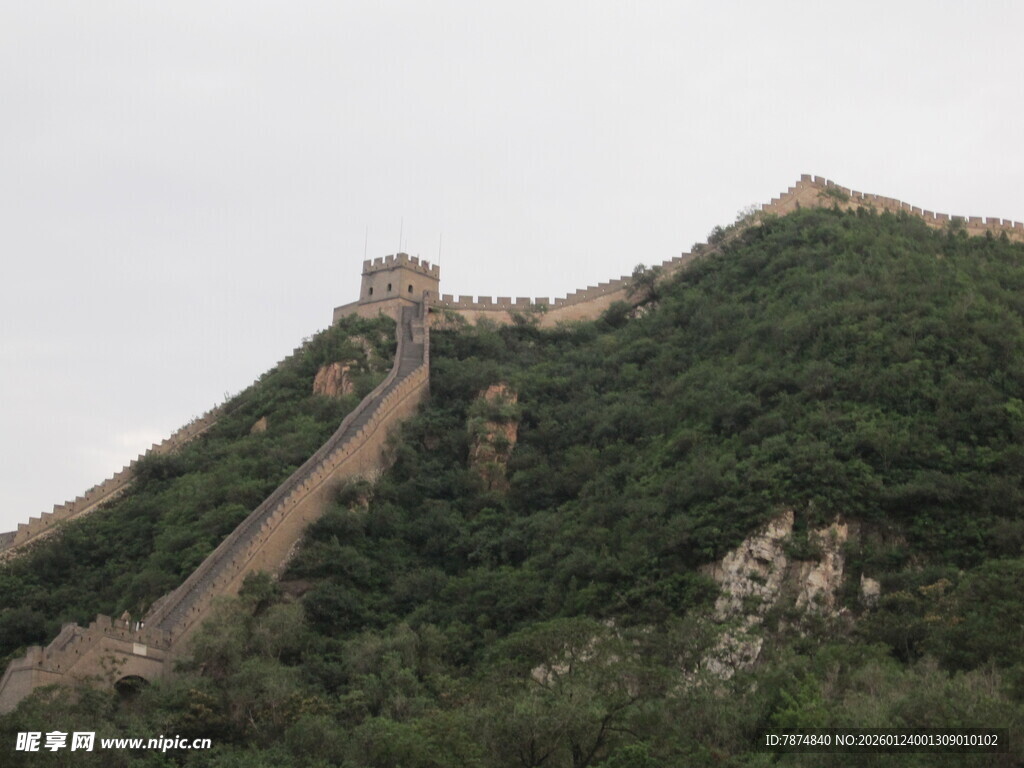 雄伟长城蜿蜒于青山之上