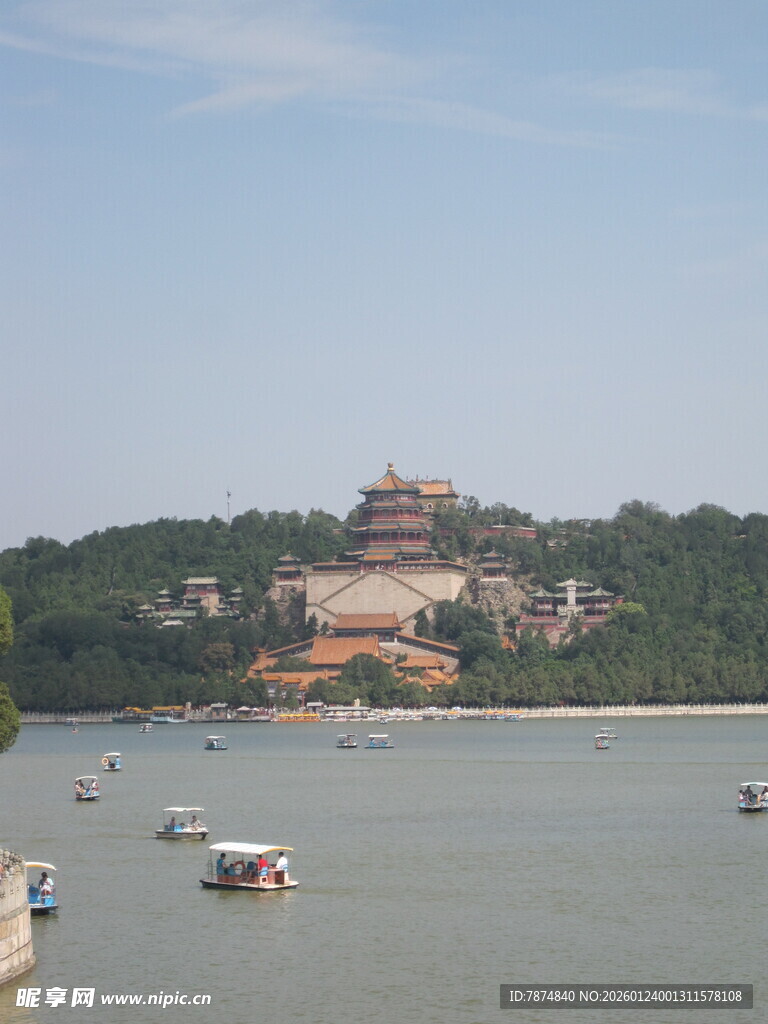 江边风景 船只与远处建筑