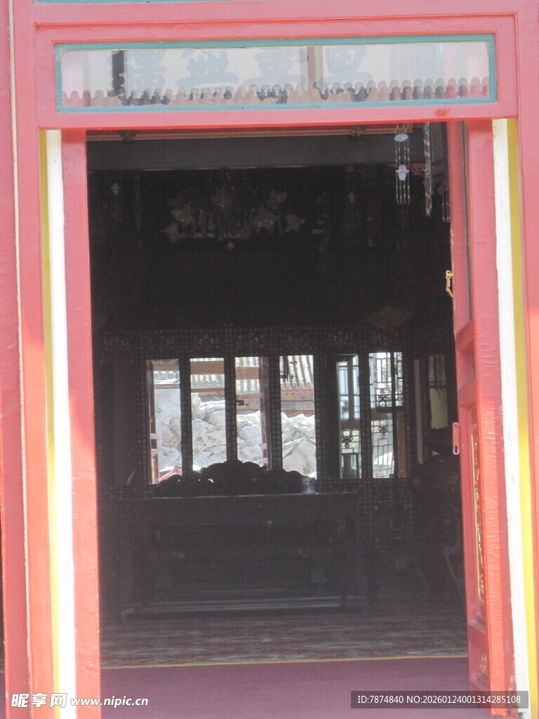 古旧红色门框的室内景象