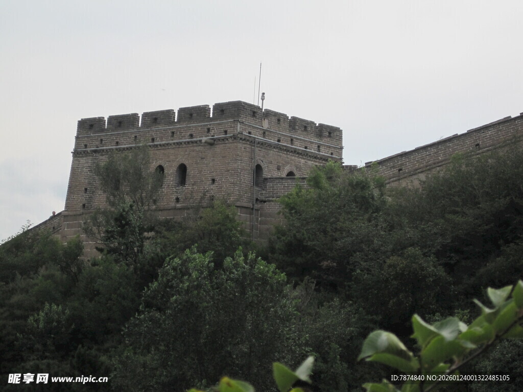 雄伟长城屹立于青山间