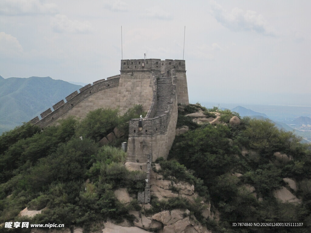 雄伟长城屹立山间