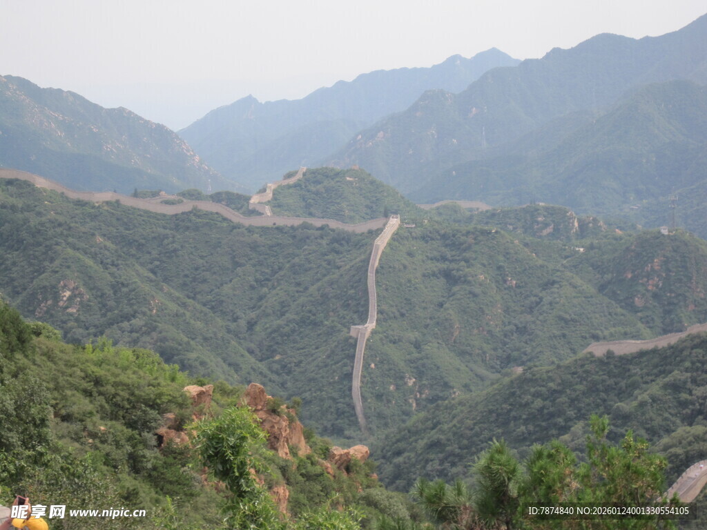 壮丽长城蜿蜒于山峦间