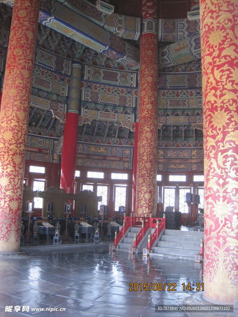 中式大殿内的华丽立柱