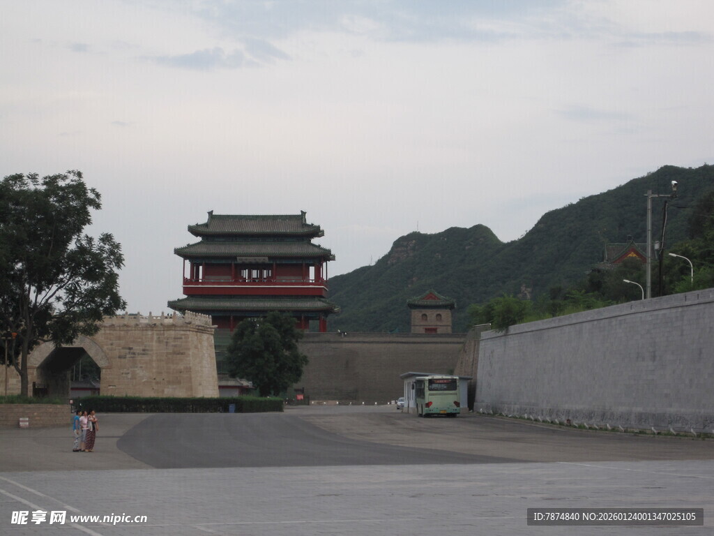 中式古建筑前的开阔场地