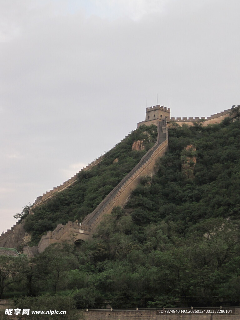 雄伟长城蜿蜒于青山之上