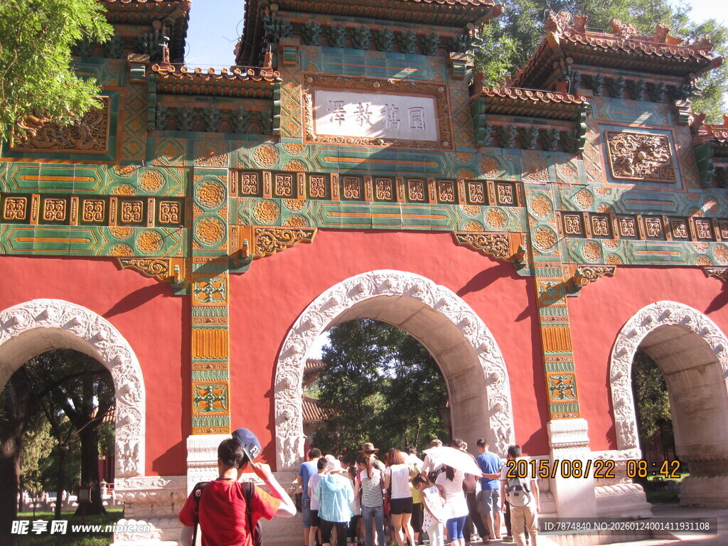 古色牌坊前人来人往