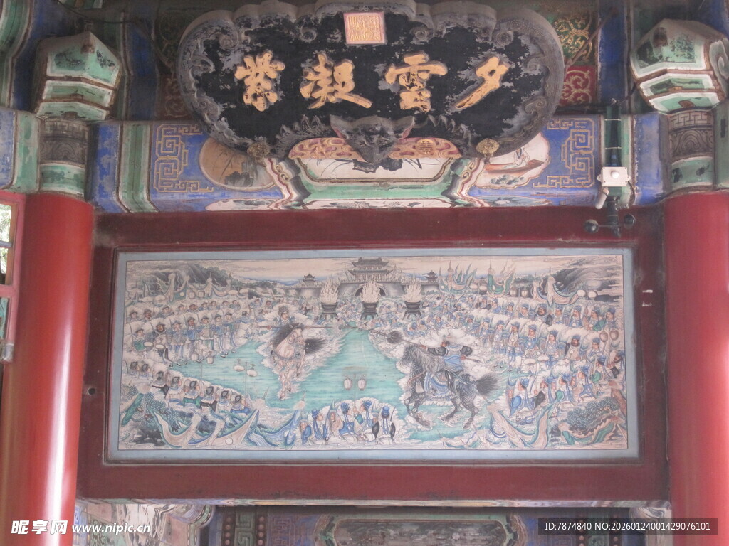 古建牌匾下的精美彩绘