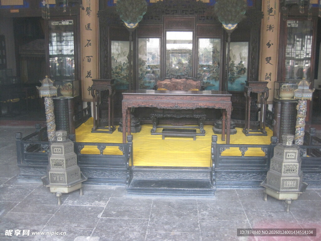 工厂内的机械设备