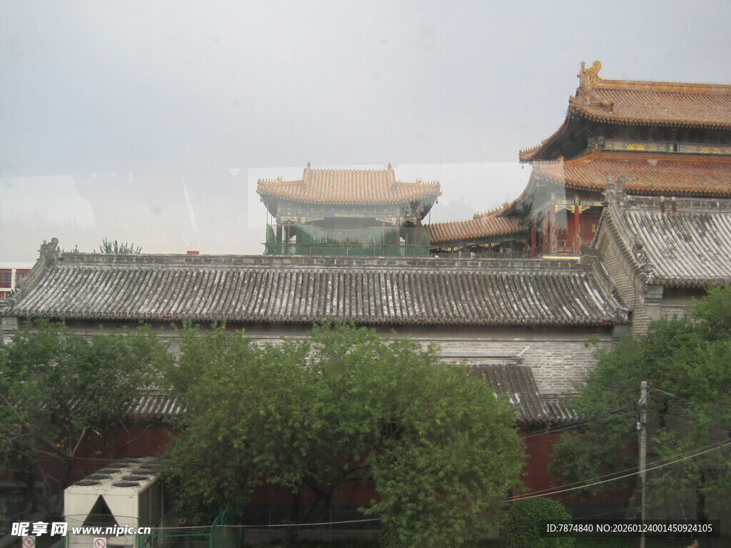 故宫古建筑与绿树景观