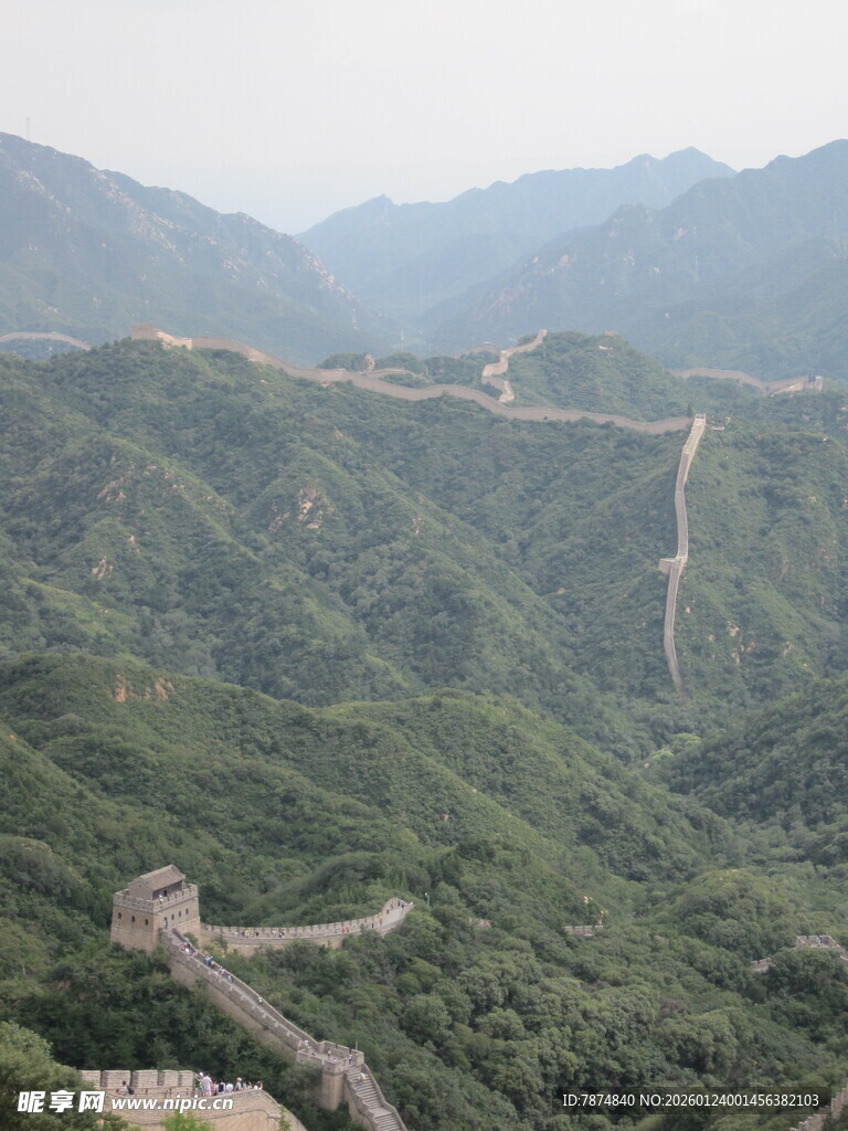 壮丽长城蜿蜒于青山间