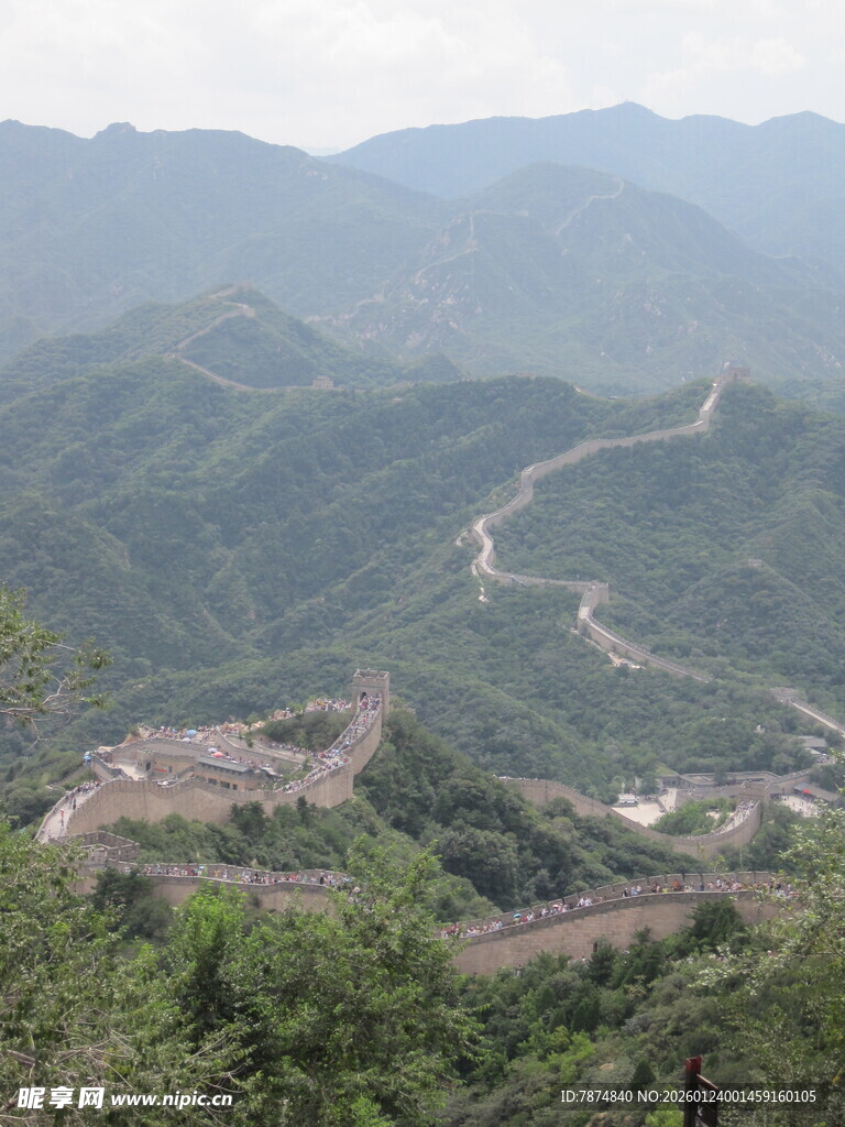 蜿蜒长城于青山绿野间