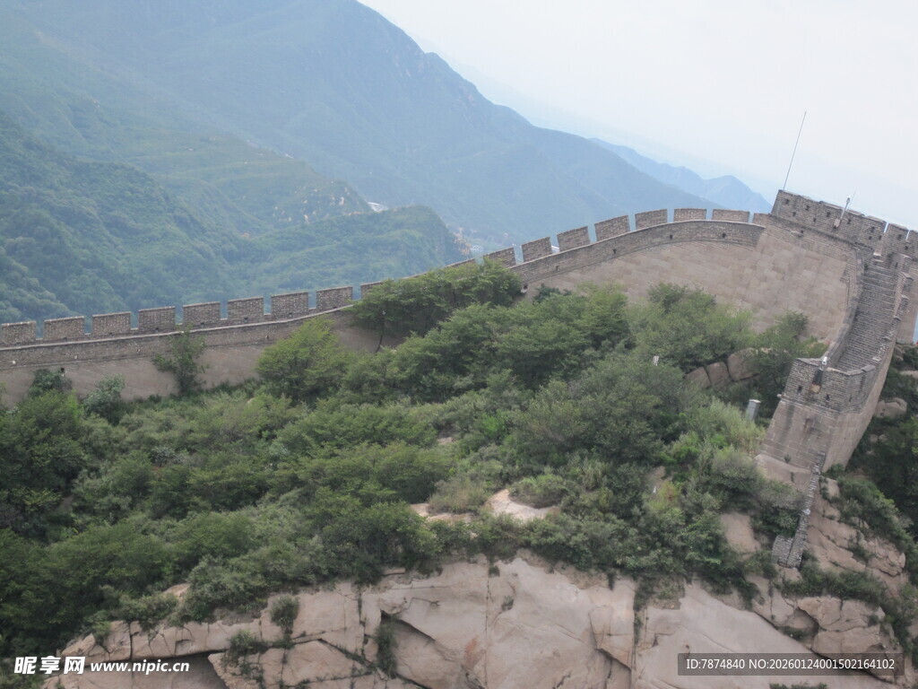 雄伟长城蜿蜒于青山之间