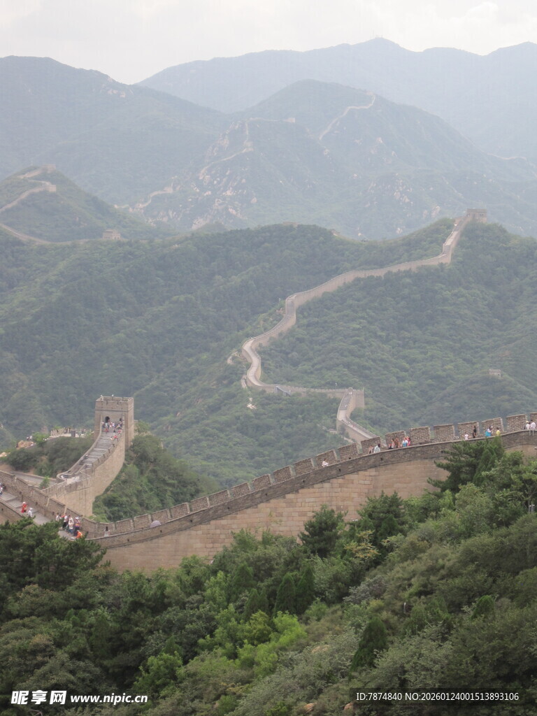 蜿蜒长城于青山绿意间