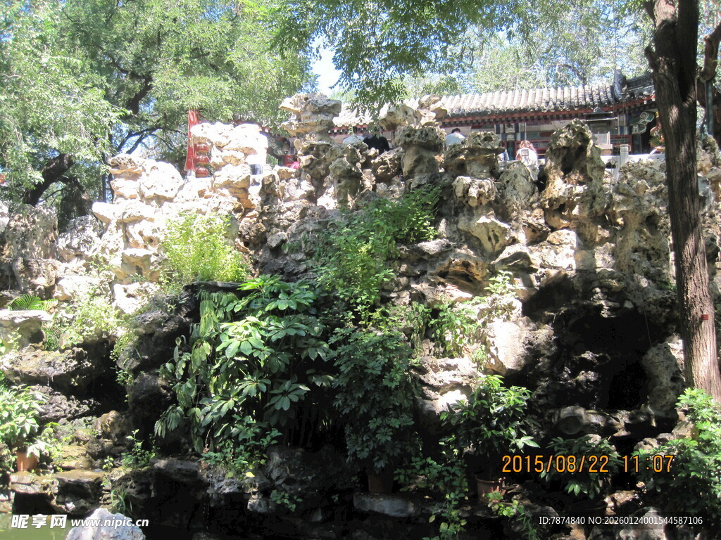 山林中错落的石砌建筑