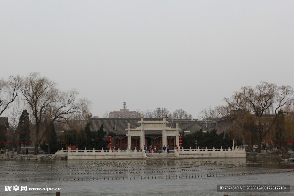 冬日湖畔古建筑景观