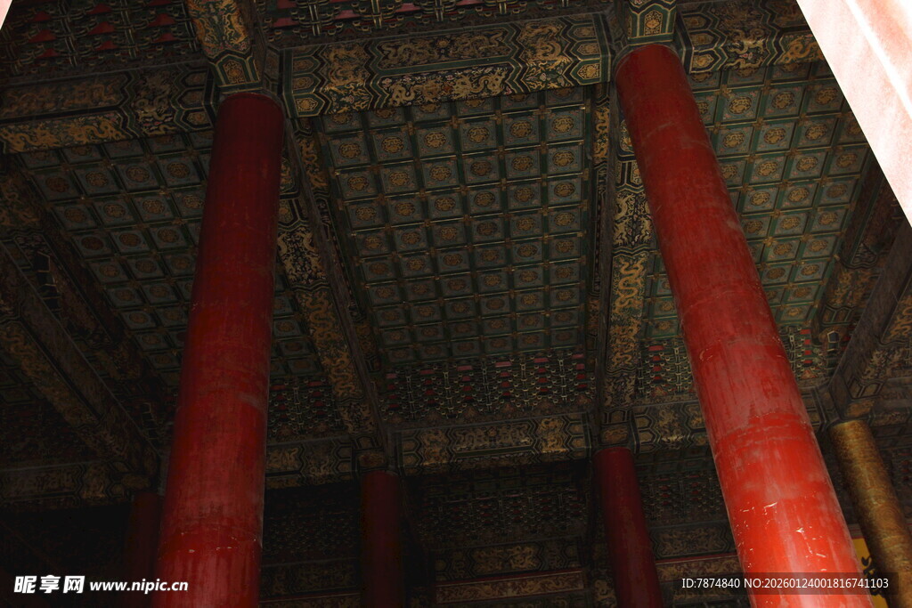 中式古建筑红柱与藻井