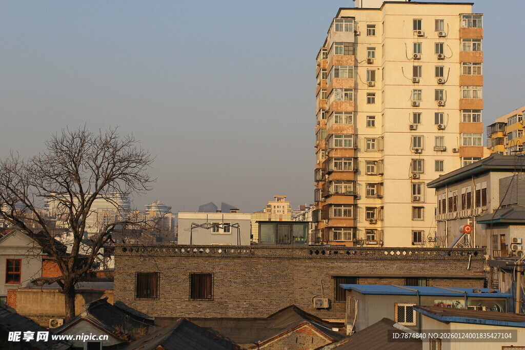 新旧建筑对比的城市景象