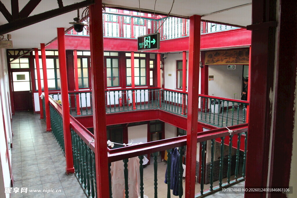 复古红栏杆室内建筑空间