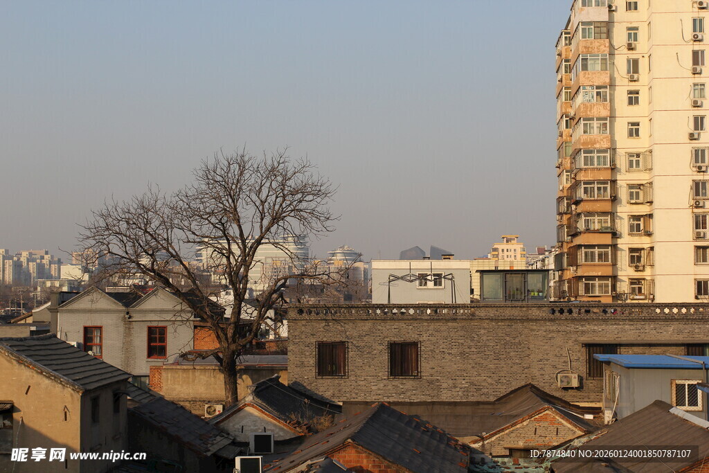 城市中老建筑与现代高楼
