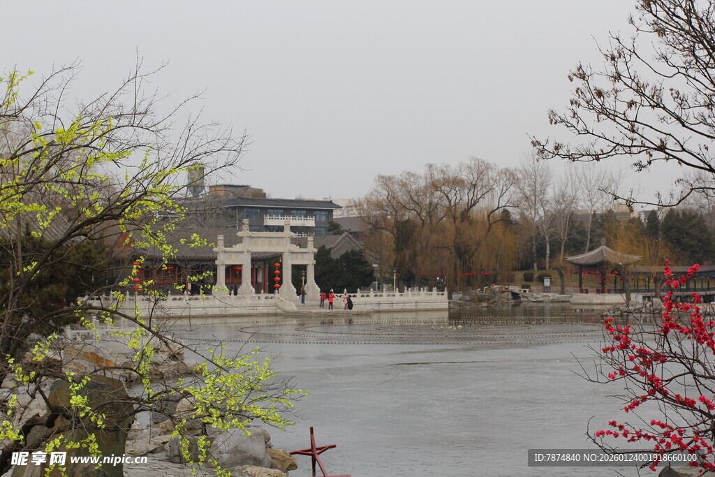 冬日湖畔中式景致