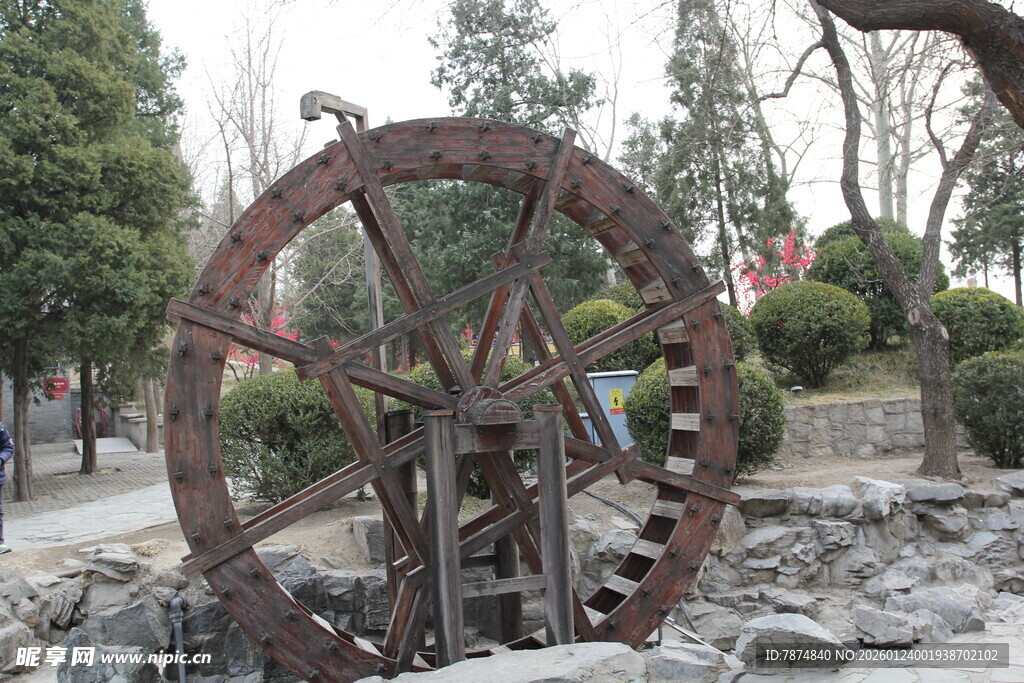 古老木质水车静立园林