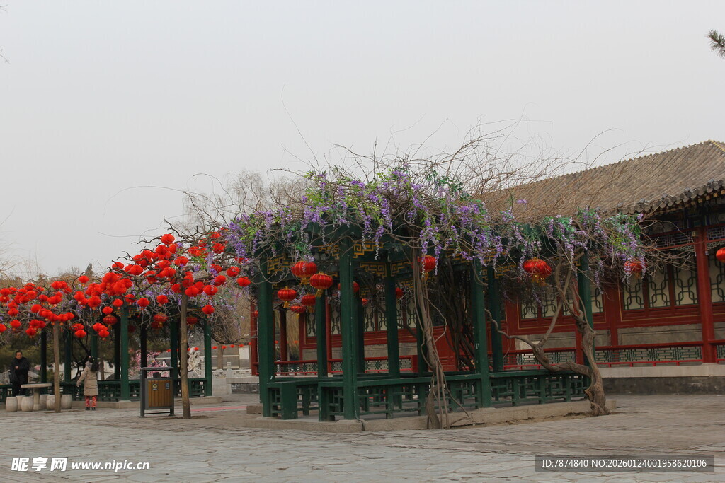 古建前的红灯笼装饰景观