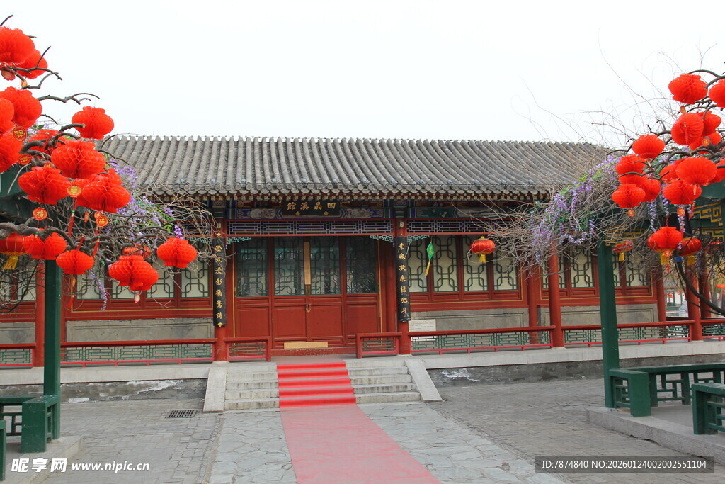 中式庭院挂红灯笼迎佳节