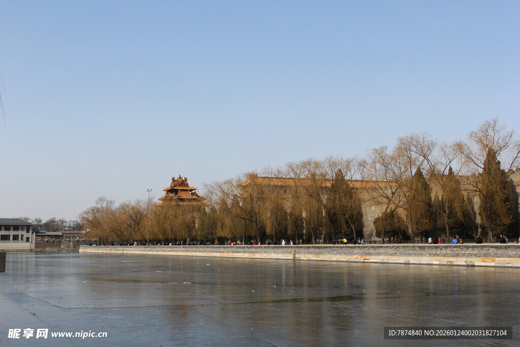 冬日河畔古建筑风景