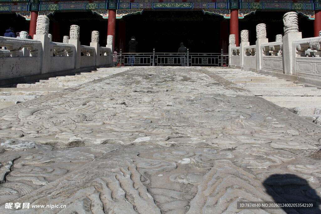 古老宫殿前的石板路