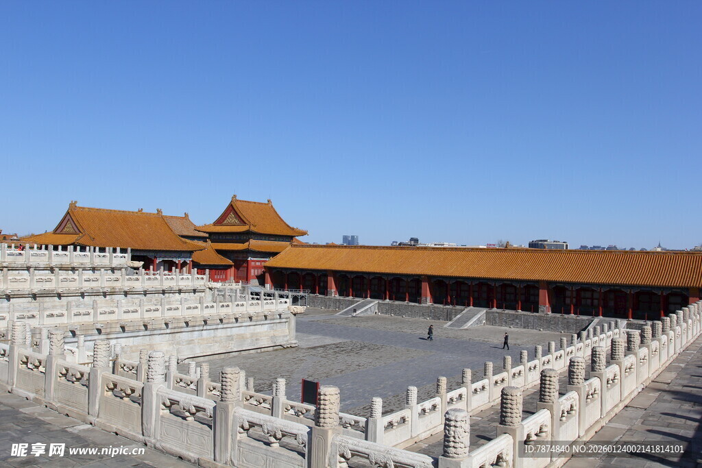 故宫宏伟宫殿与白色围栏