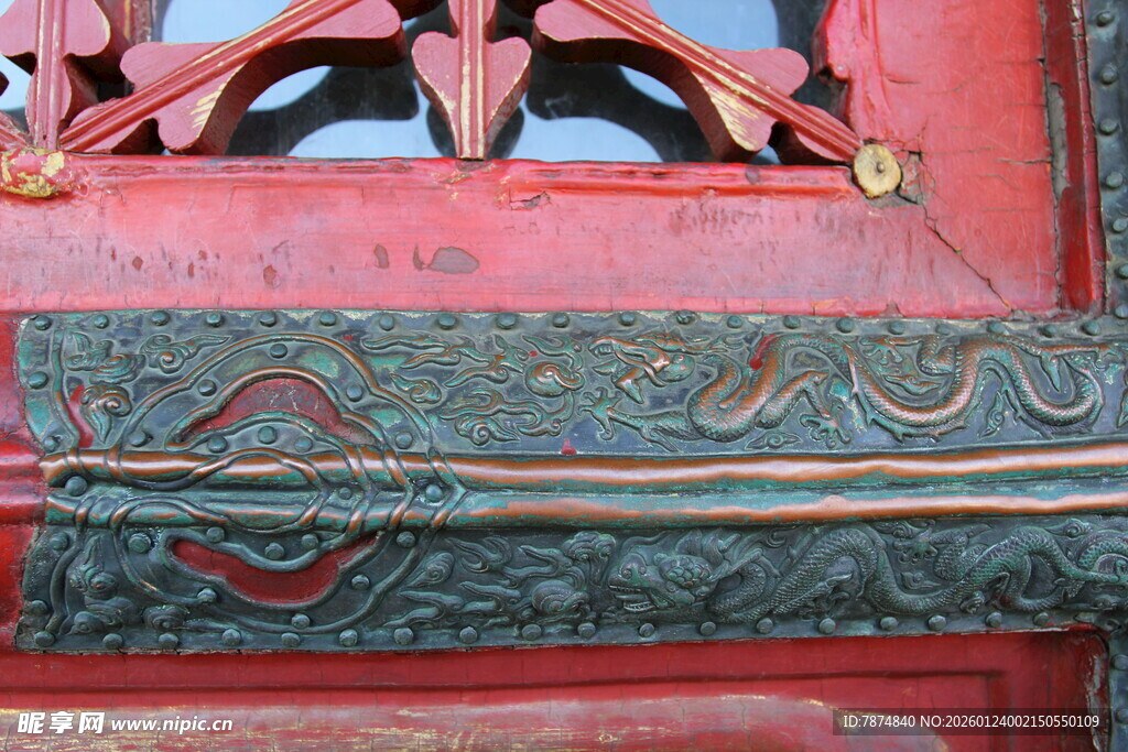 中式红门精致雕花细节