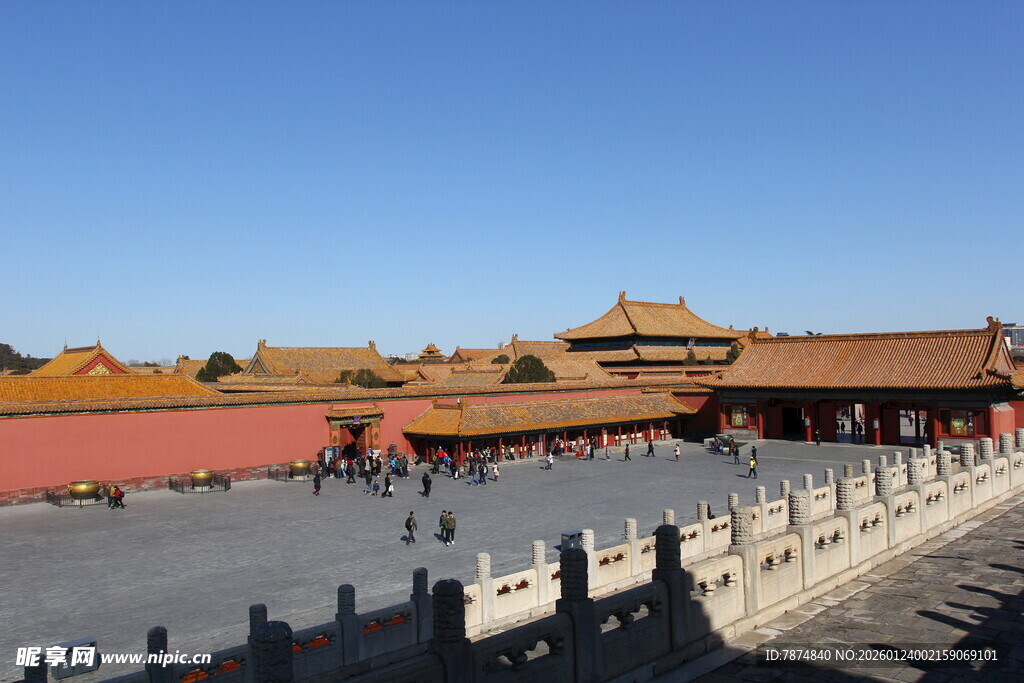 故宫宏伟宫殿前的开阔广场