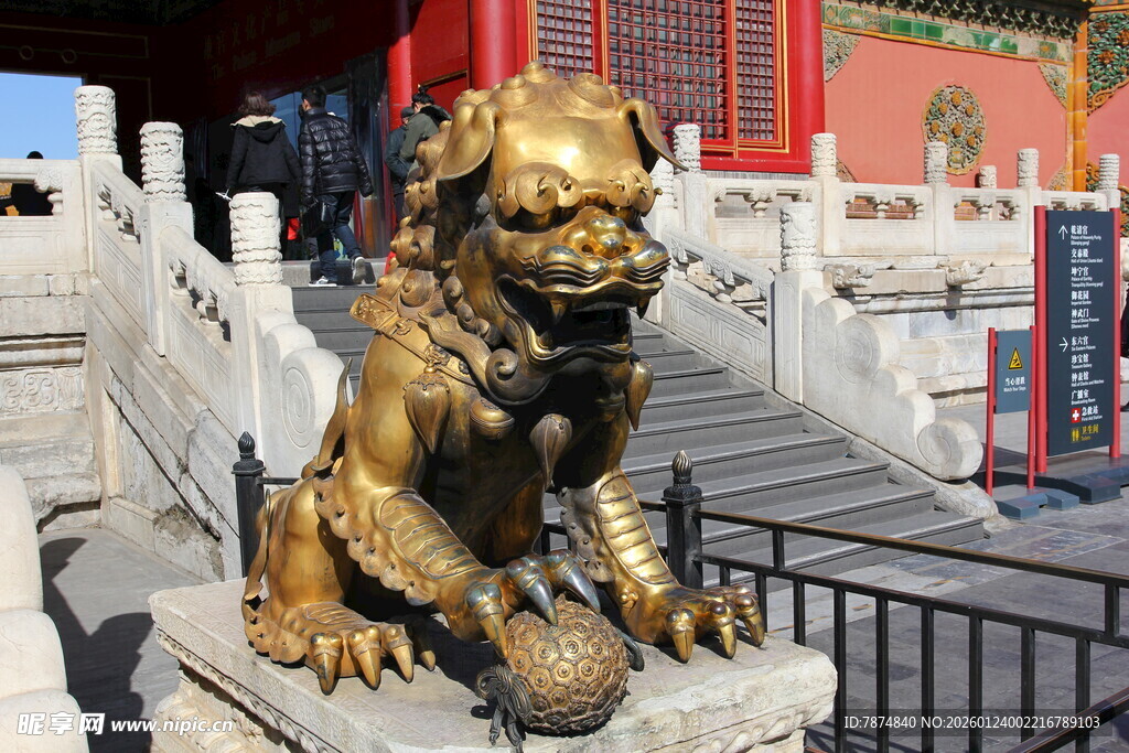 故宫前的威严青铜狮子