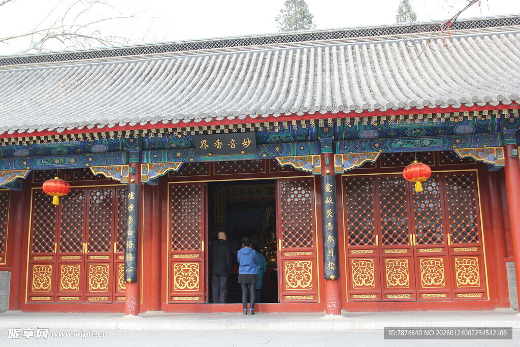 中式古建筑门前景象