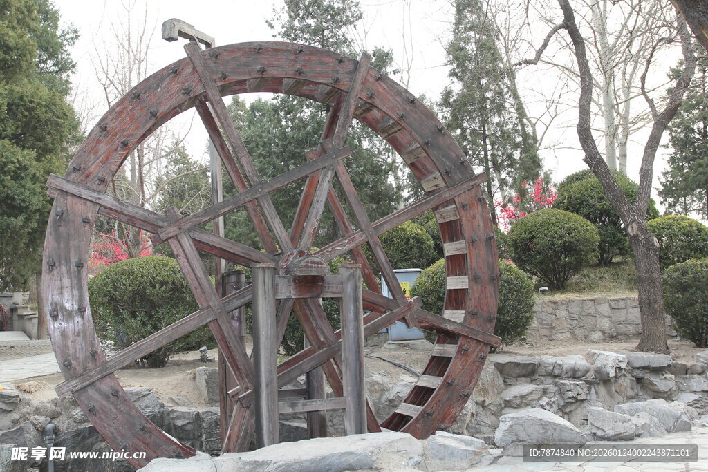 古老水车静立园林间