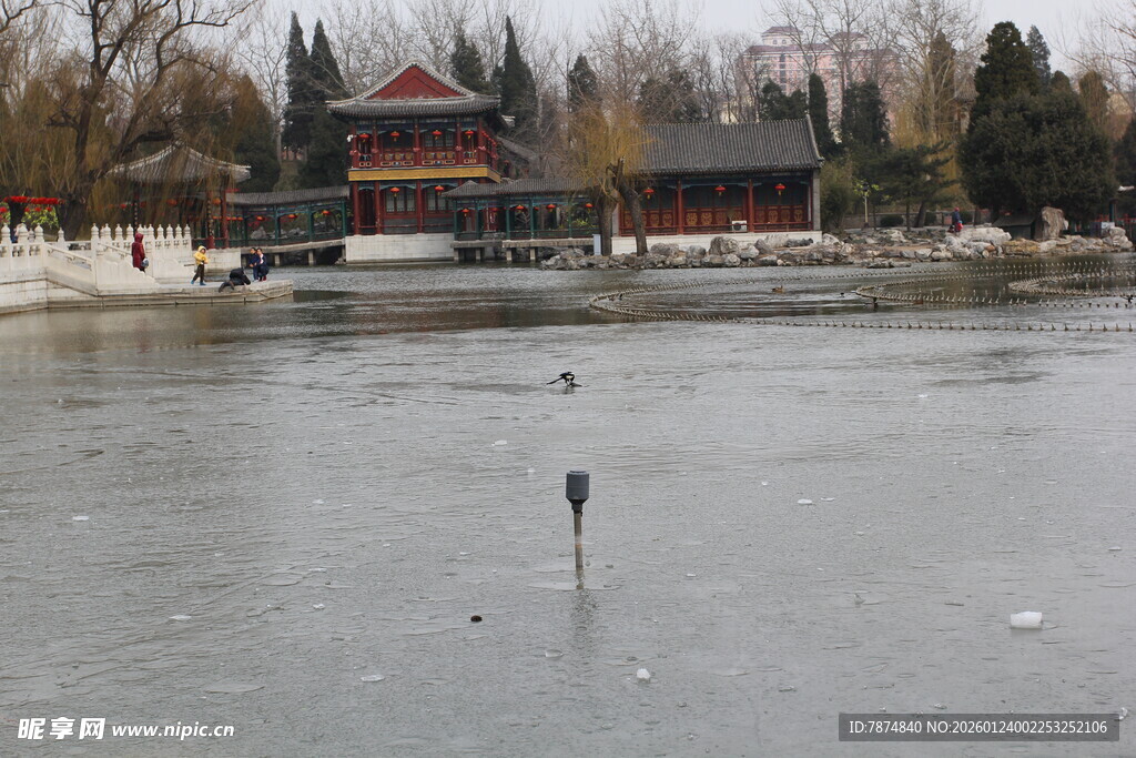 冬日结冰湖面旁的中式建筑